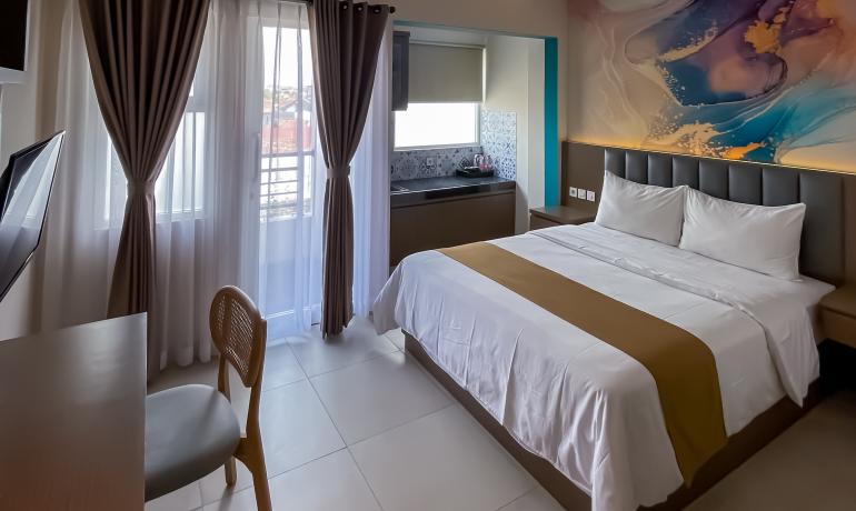 Deluxe Room Queen Bed With Balcony